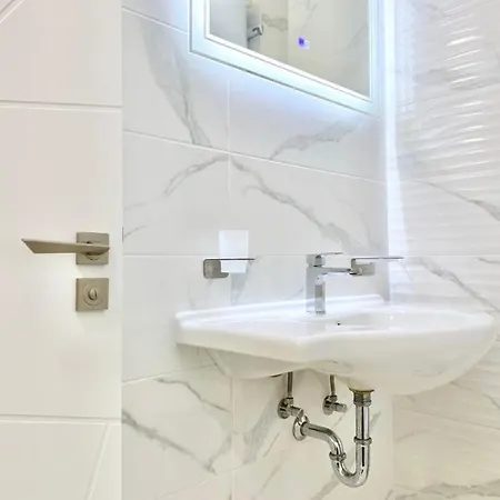 Апартаменти Sea View With Free Parking